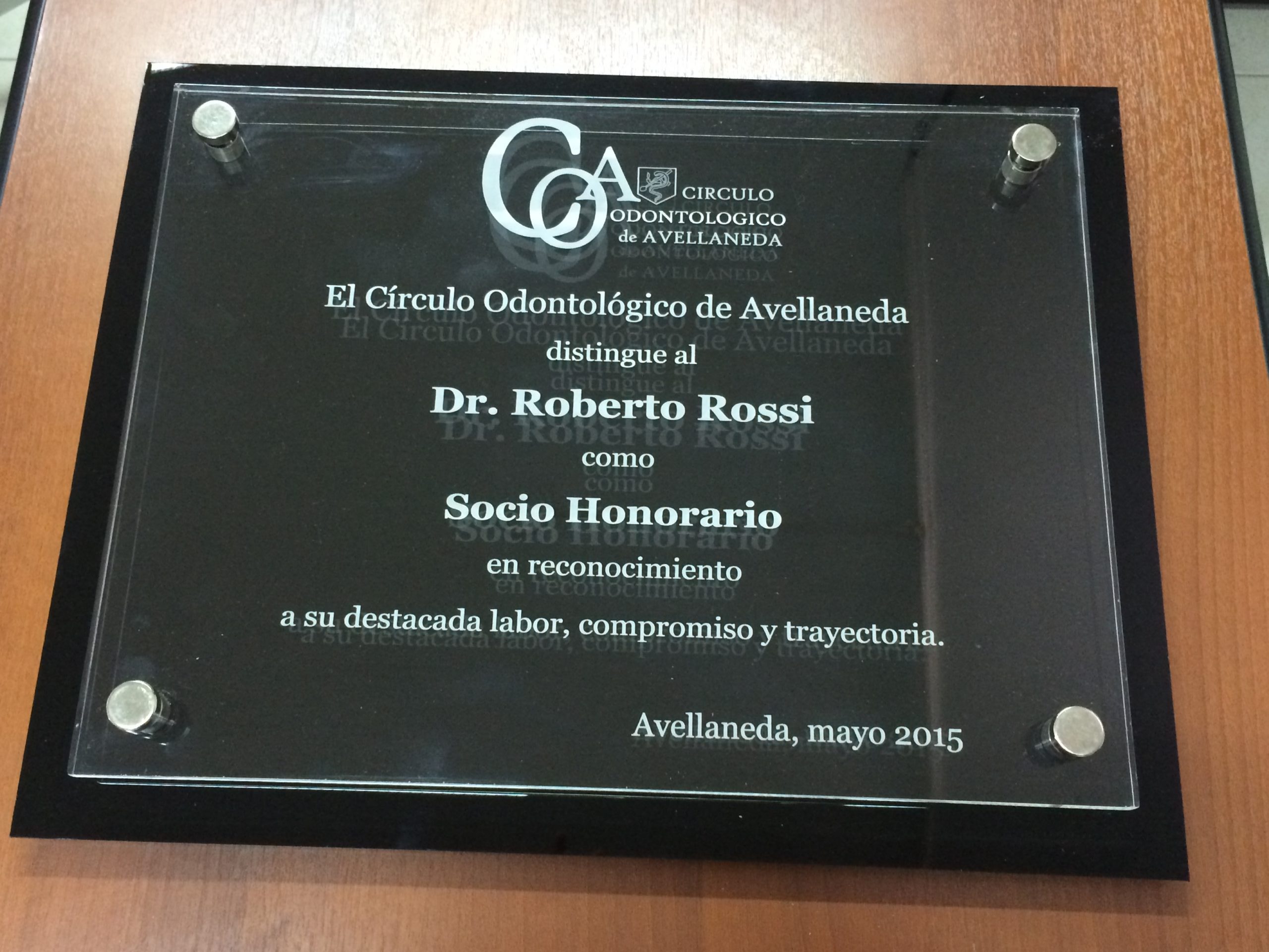 Placa Acrilico con fondo negro, más embellecedor